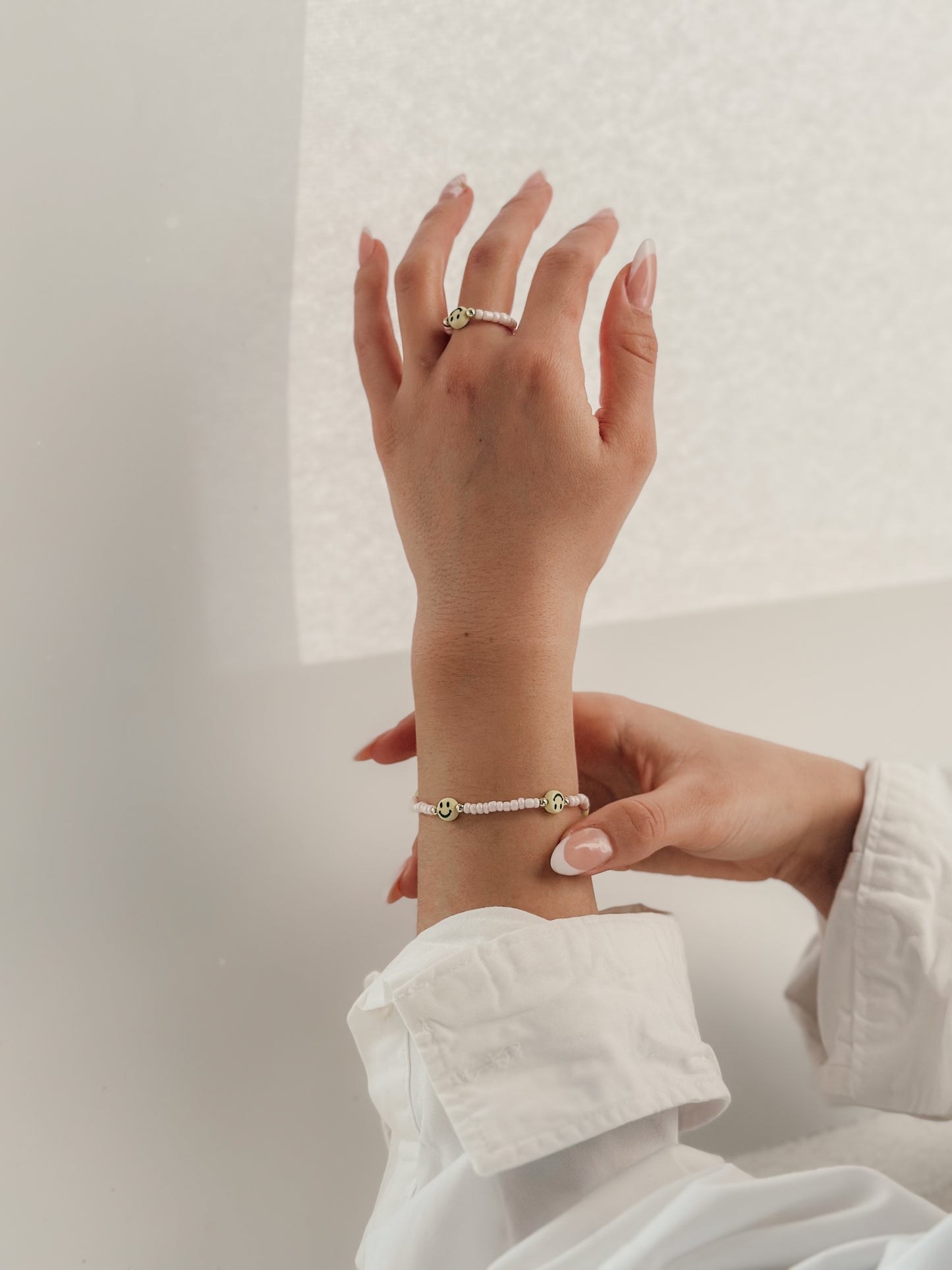 SMILEY ARMBAND